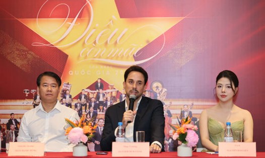 Nhạc trưởng tài năng người Pháp - Olivier Ochanine chia sẻ tại cuộc họp báo chương trình. Ảnh: Lê Anh Dũng