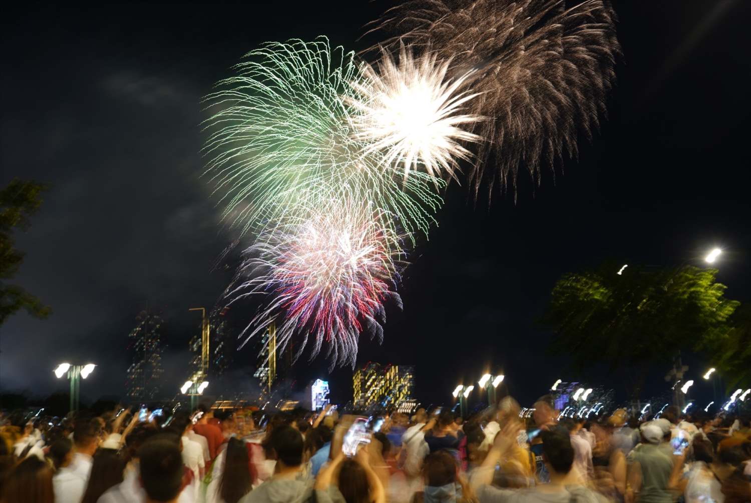 TPHCM bắn pháo hoa 2 điểm mừng lễ 2.9.  Ảnh: Anh Tú