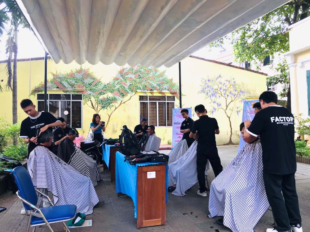 Các đoàn viên Nghiệp đoàn ngành Tóc TP Huế tổ chức cắt tóc miễn phí cho nhiều người. Ảnh: An Khương