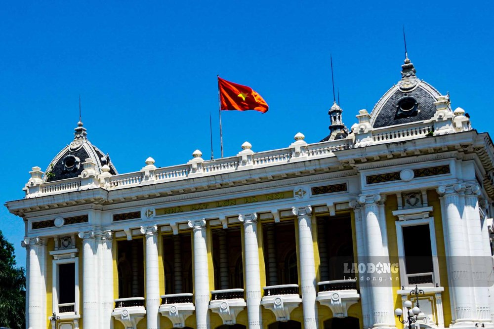 Cờ Tổ quốc tung bay ở Nhà Hát Lớn (Hà Nội). Ảnh: Ngọc Thùy