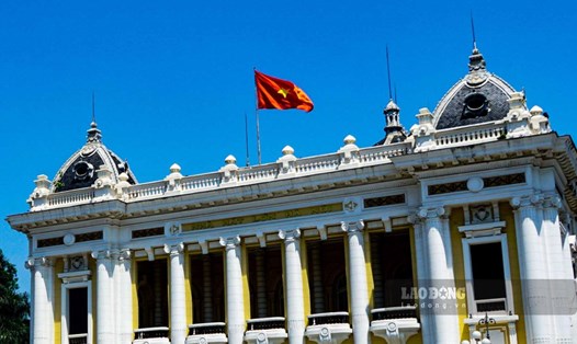 Cờ Tổ quốc tung bay ở Nhà Hát Lớn (Hà Nội). Ảnh: Ngọc Thùy