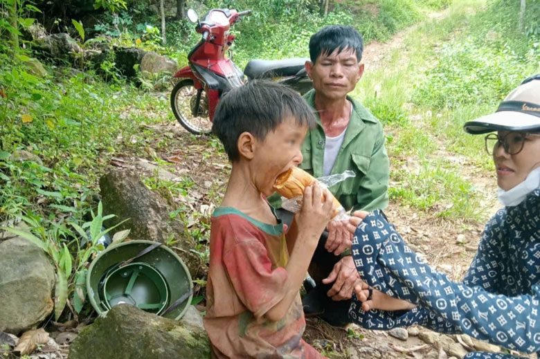 Finding a 6-year-old boy after many days of disappearance brought bursting emotions to local people. Photo: An Nhien