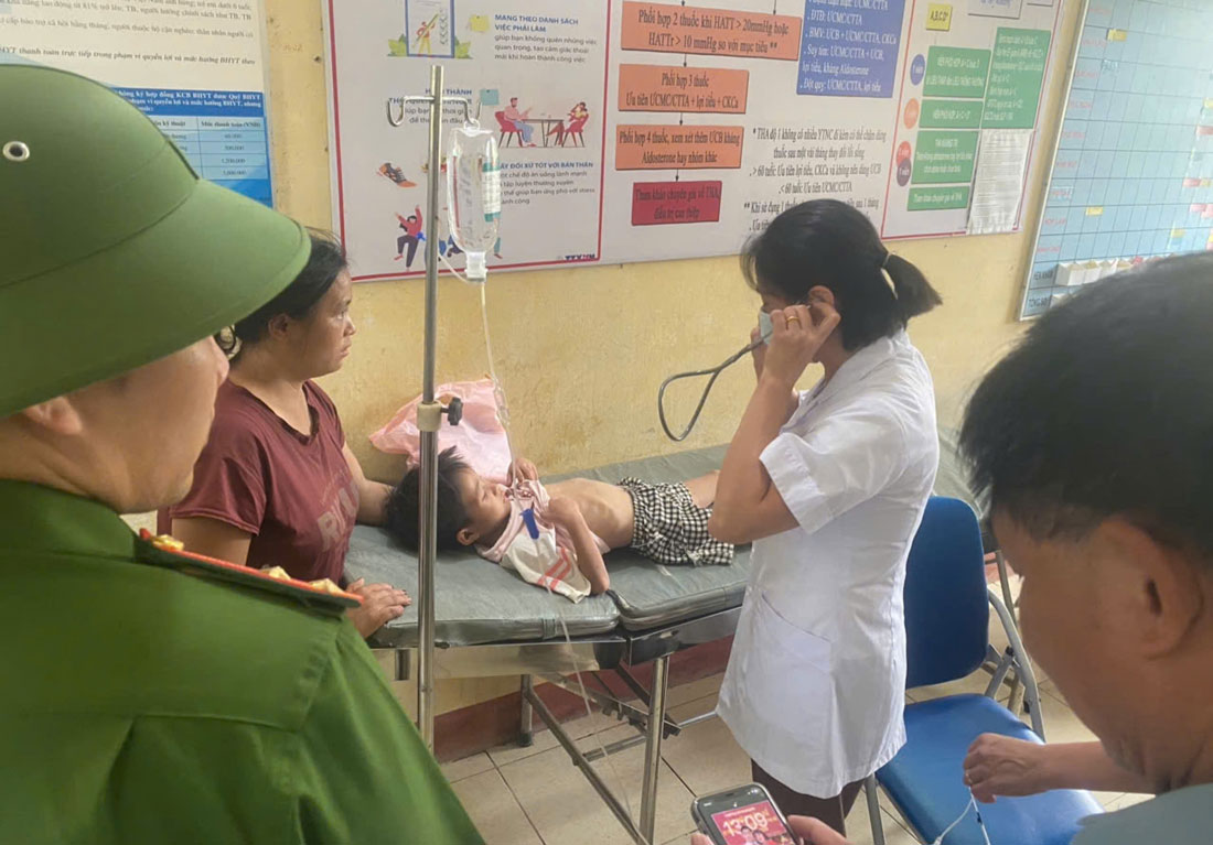 The baby had a health check at Lam Giang Commune Medical Center. Photo: An Nhien