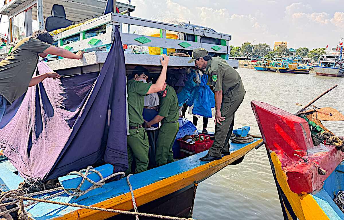 Công an tiến hành khám nghiệm. Ảnh: Duy Tuấn 