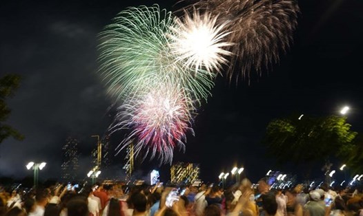 TPHCM bắn pháo hoa 2 điểm mừng lễ 2.9. Ảnh: Anh Tú
