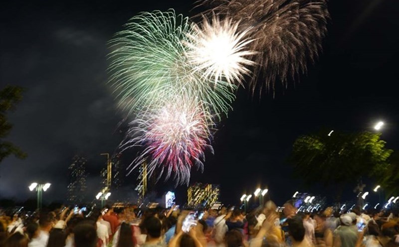TPHCM bắn pháo hoa 2 điểm mừng lễ 2.9. Ảnh: Anh Tú