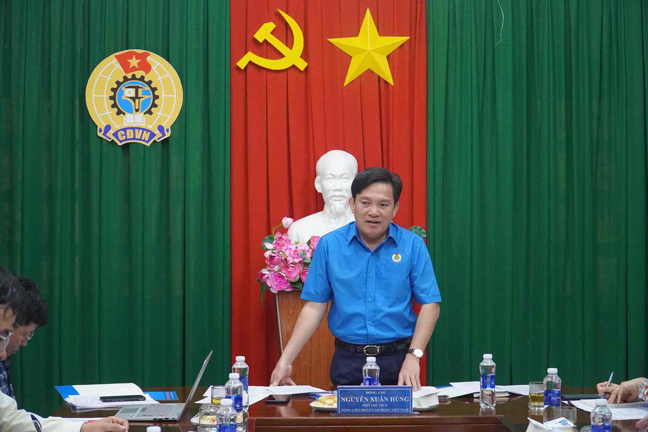 Vice Chairman of the Vietnam General Confederation of Labor Nguyen Xuan Hung spoke at the working session. Photo: HAC