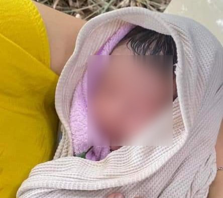 Bé gái bị bỏ rơi được người dân phát hiện. Ảnh: Nguyễn Trường