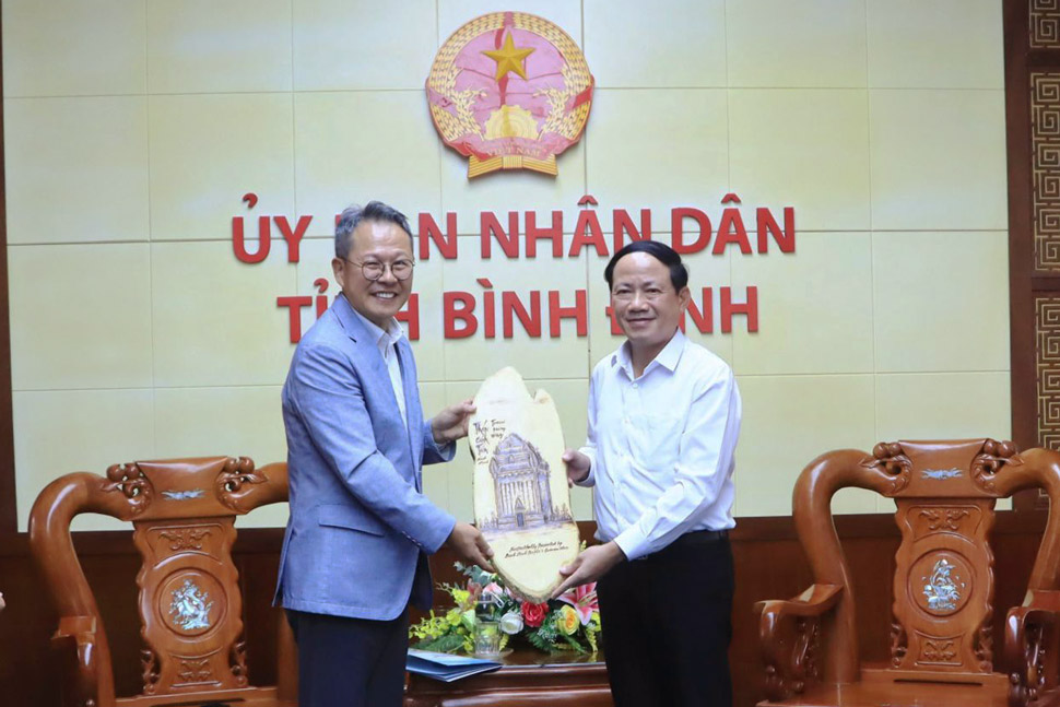 Chủ tịch UBND tỉnh Bình Định Phạm Anh Tuấn tặng quà cho ông Kim Kye Yong - Trưởng đại diện Hãng hàng không Korean Airlines tại TP Hồ Chí Minh. Ảnh: UBND tỉnh Bình Định