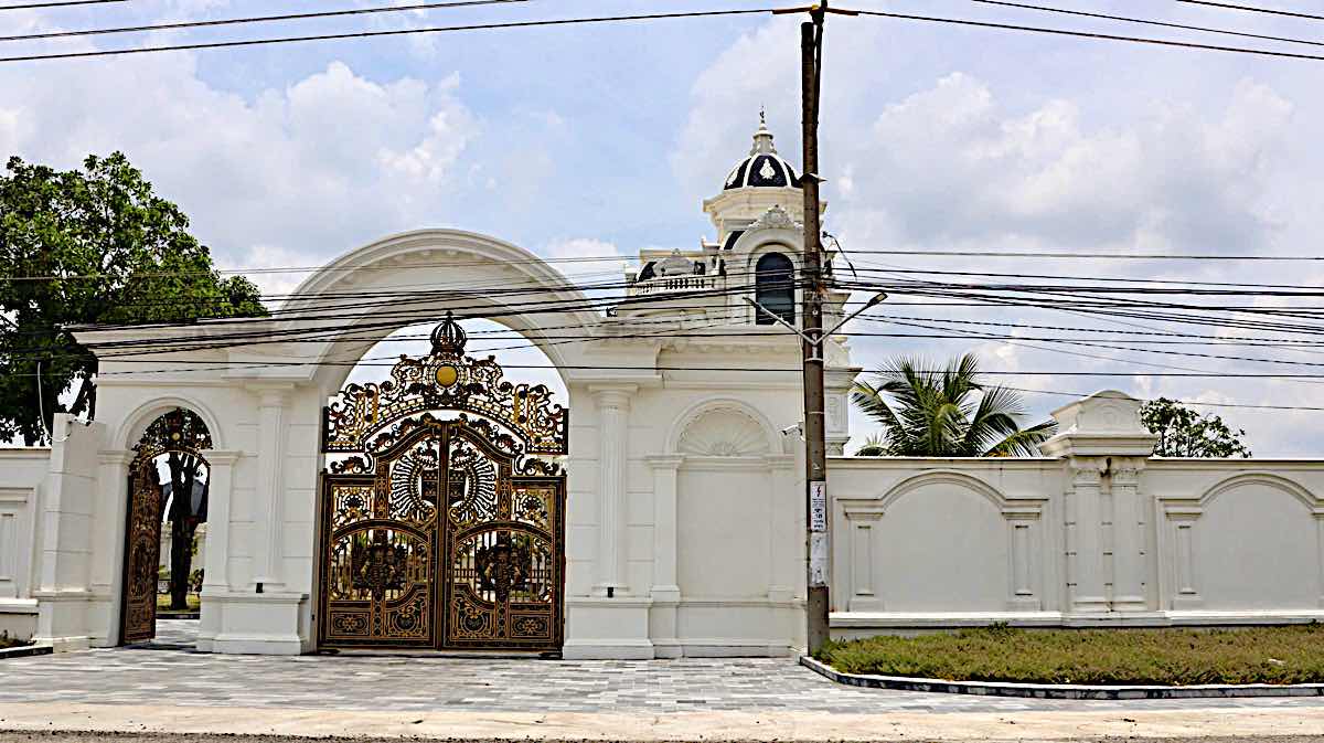 The villa's solid gate and fence. Photo: Duy Tuan