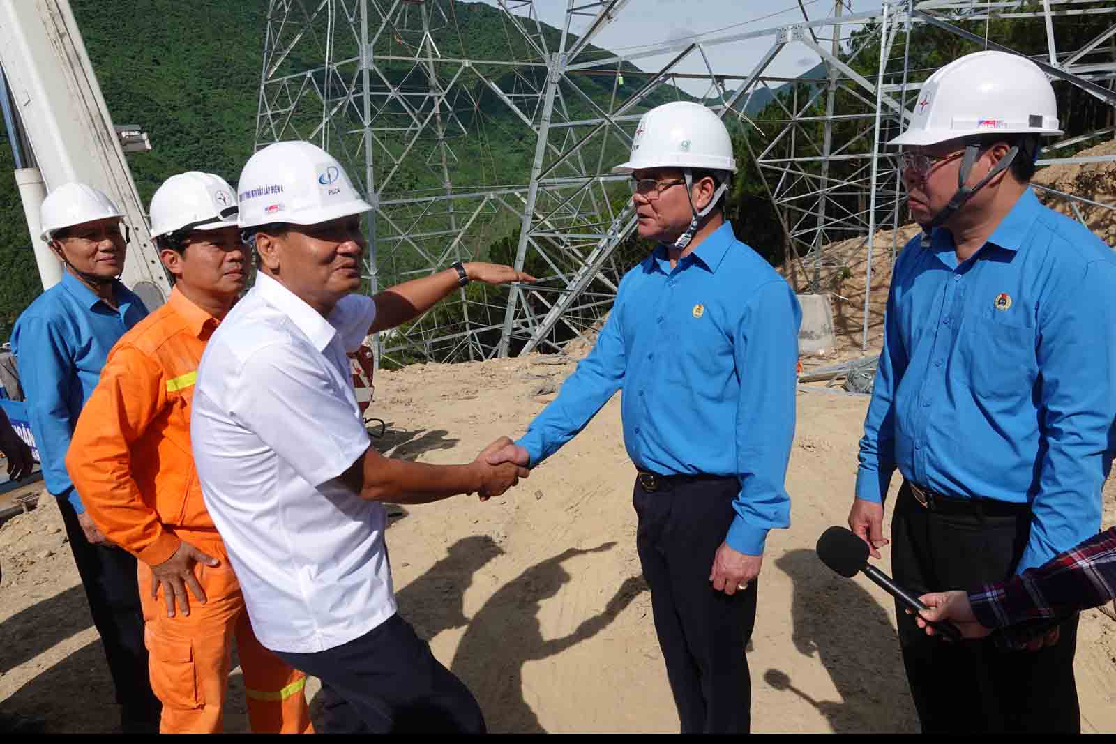 Leaders of the Vietnam General Confederation of Labor and leaders of the Vietnam Electricity Trade Union visited and grasped the construction situation at column number 8 in Ky Nam commune, Ky Anh town, Ha Tinh province. Photo: Tran Tuan