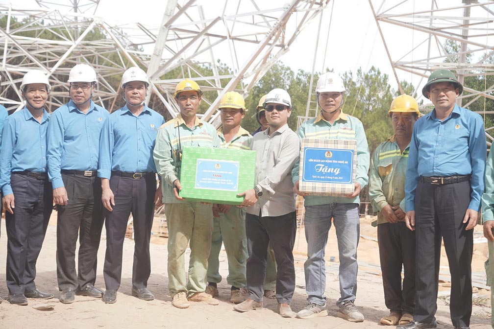 Ông Nguyễn Đình Khang - Chủ tịch Tổng Liên đoàn Lao động Việt Nam và ông Đỗ Đức Hùng - Chủ tịch Công đoàn Điện lực Việt Nam động viên người lao động thi công dự án đường dây 500 kV tại Nghệ An. Ảnh: Duy Chương