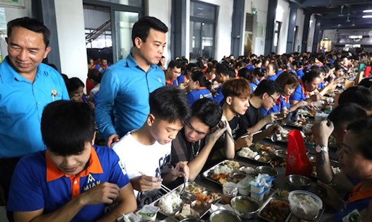 Ông Lê Quang Toản - Chủ tịch LĐLĐ tỉnh Hưng Yên dự "Bữa cơm Công đoàn" cùng đoàn viên. Ảnh: Quang Long