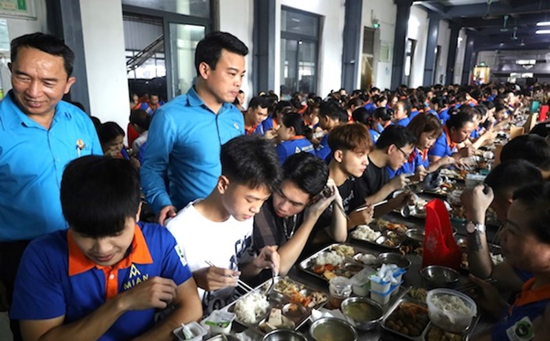 Ông Lê Quang Toản - Chủ tịch LĐLĐ tỉnh Hưng Yên dự "Bữa cơm Công đoàn" cùng đoàn viên. Ảnh: Quang Long