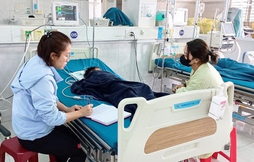 Một vụ việc người dân bị ngộ độc thức ăn do ăn thịt cóc ở Tây Nguyên. Ảnh: Như Nguyệt