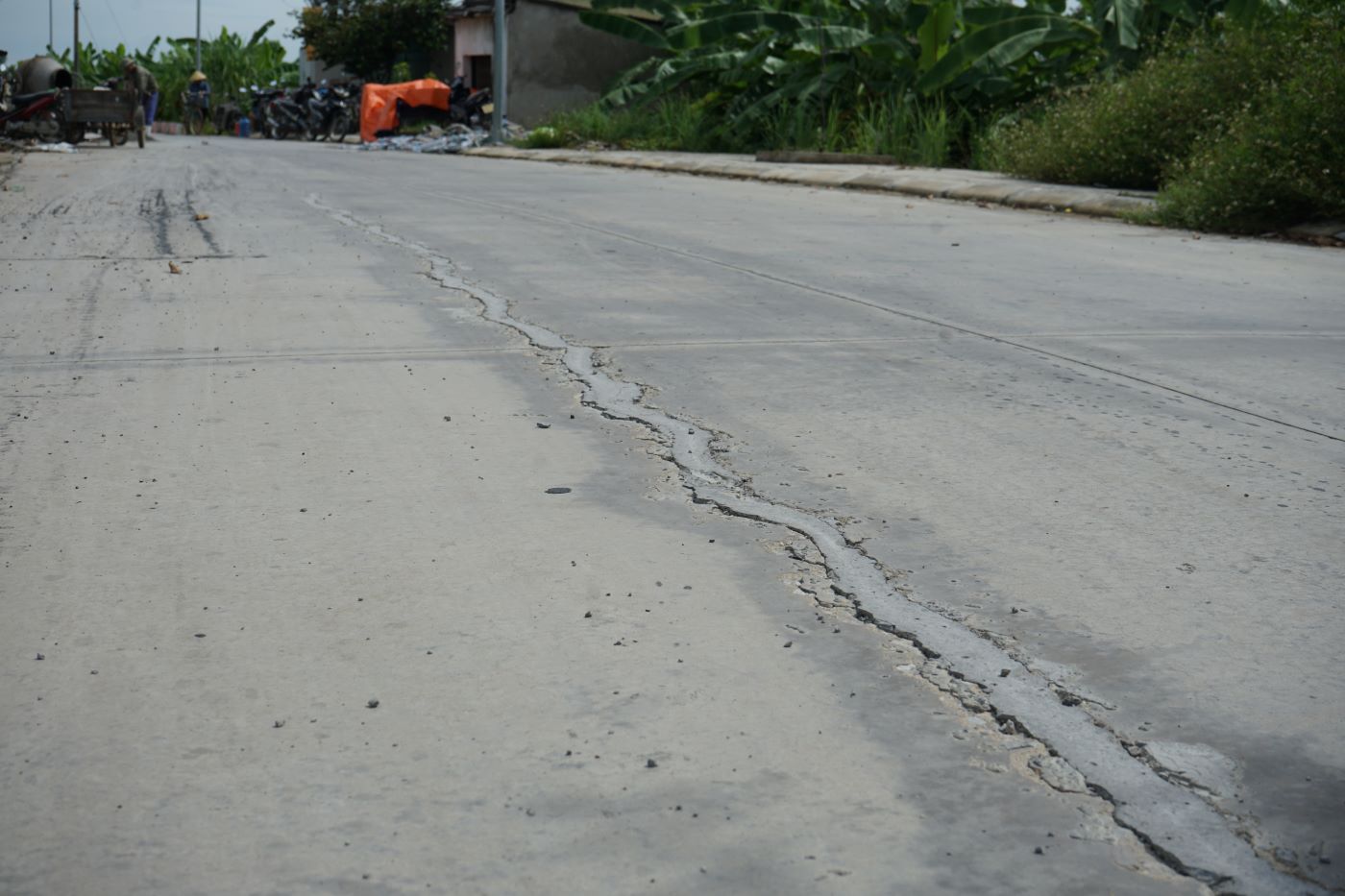 The dyke road section passing through Dong Ninh commune (Dong Son district, Thanh Hoa) had not long been put into use and was cracked. Photo: Quach Du