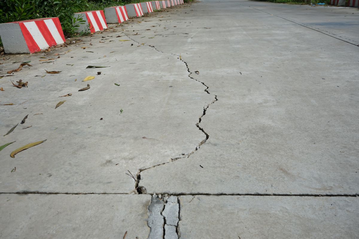 Currently, the cracks are still tending to continue and lengthen. Photo: Quach Du