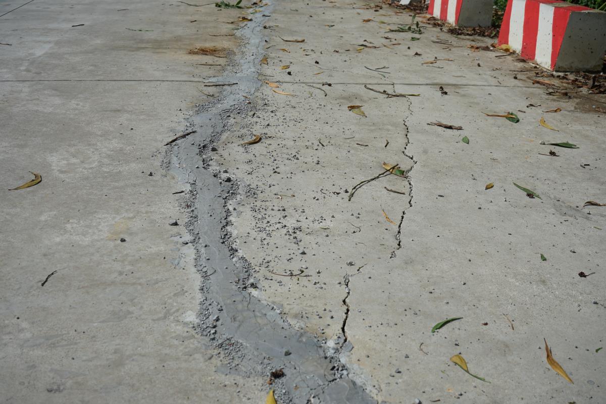 There are even many cracked sections that are very wide and have been filled with cement by the construction unit. Photo: Quach Du