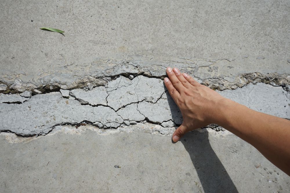 The crack after being cemented is more than half a hand wide. Photo: Quach Du