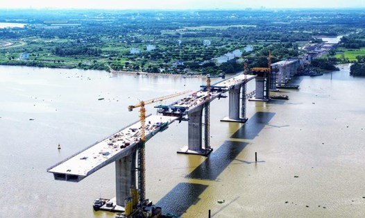 Cầu vượt sông lớn nhất Vành đai 3 TPHCM tăng tốc về đích sớm.