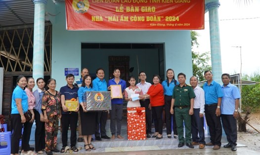 Bàn giao nhà Mái ấm Công đoàn cho đoàn viên Châu Thành Tâm. Ảnh: Xuân Nhi