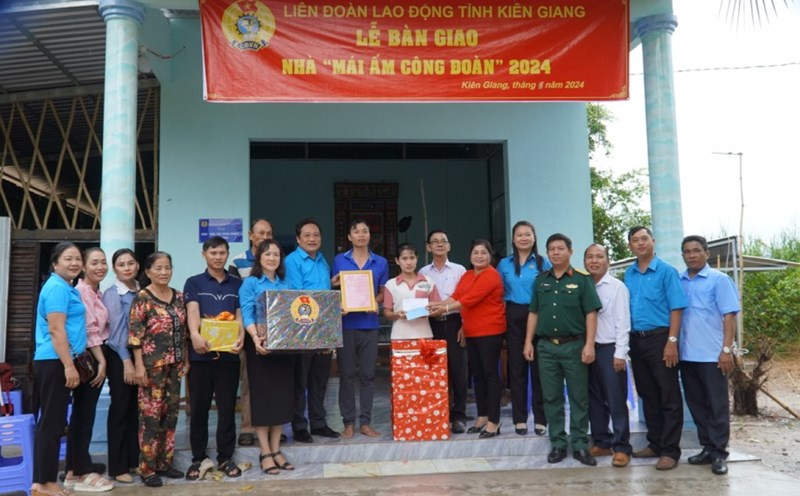 Bàn giao nhà Mái ấm Công đoàn cho đoàn viên Châu Thành Tâm. Ảnh: Xuân Nhi