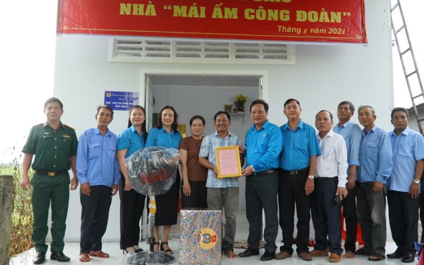 Handing over the Trade Union Shelter house to union member Tran Thanh Tam. Photo: Xuan Nhi