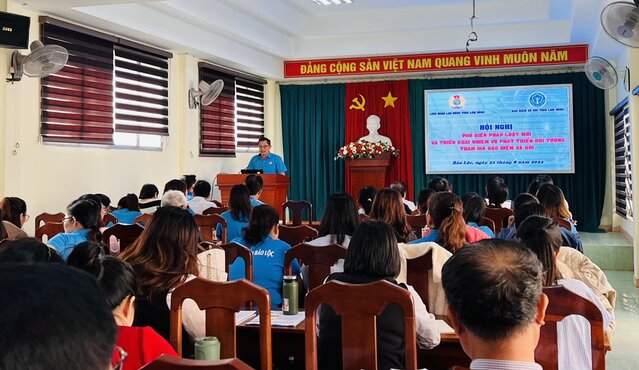 Liên đoàn Lao động tỉnh Lâm Đồng phổ biến chính sách pháp luật mới cho cán bộ công đoàn TP.Bảo Lộc. Ảnh: H.THANH