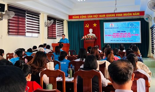 Liên đoàn Lao động tỉnh Lâm Đồng phổ biến chính sách pháp luật mới cho cán bộ công đoàn TP.Bảo Lộc. Ảnh: H.THANH