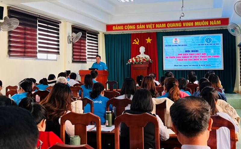 Liên đoàn Lao động tỉnh Lâm Đồng phổ biến chính sách pháp luật mới cho cán bộ công đoàn TP.Bảo Lộc. Ảnh: H.THANH