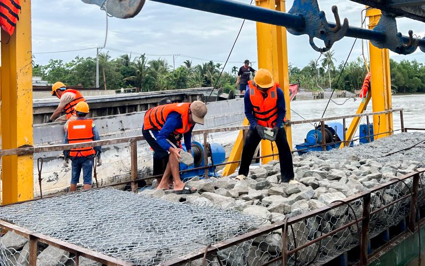 Workers urgently construct hydraulic works.