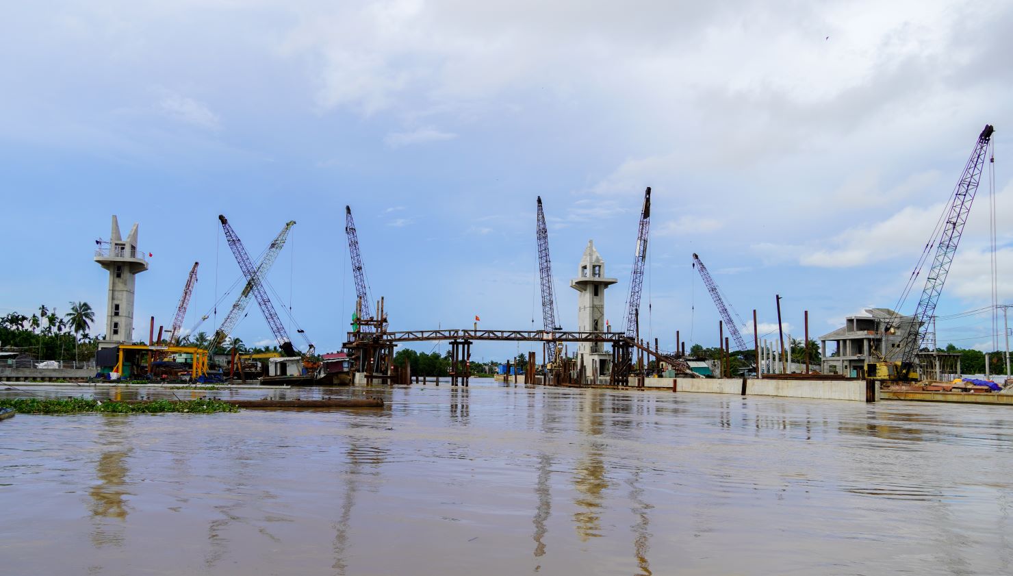 According to the Irrigation Construction and Investment Management Board 10, when the Rach Mop Gate is put into operation, it will minimize the impact caused by salinity drought and create a source of support for fresh water supply to cope with high salinity waves on the Hau River. for a natural area of ​​over 36,000 hectares in Ke Sach and Chau Thanh districts (Soc Trang province) and Nga Bay city (Hau Giang province). Increase flow circulation capacity, improve efficiency of acid removal, alum washing and environmental water drainage in the project area.