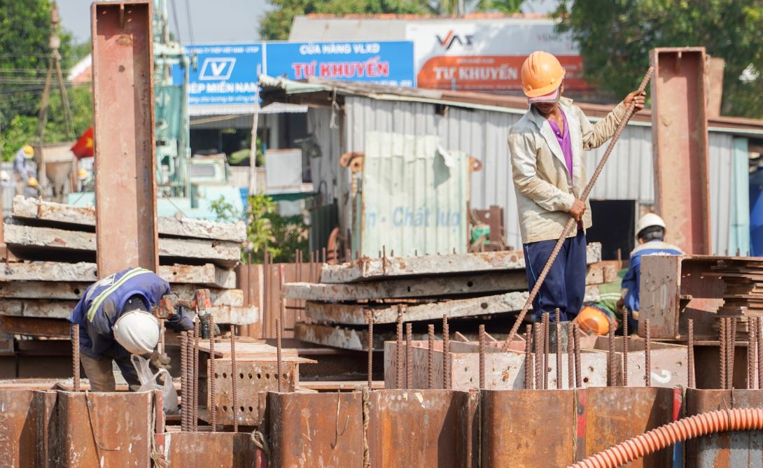 Ông Nguyễn Viết Mạnh - Phó chỉ huy trưởng công trình - Công ty CP Đầu tư phát triển xây dựng 40 thông tin, đơn vị có khoảng 100 kỹ sư, công nhân thi công và 12 chiếc cẩu, sà lan, thiết bị thả thảm đá phục vụ thi công các hạng mục âu thuyền, trụ P1, P2, P3, 2 dầm đáy. “Dù khó khăn do phụ thuộc vào thủy triều nhưng đến nay các hạng mục thi công đều vượt tiến độ” - ông Mạnh nói.