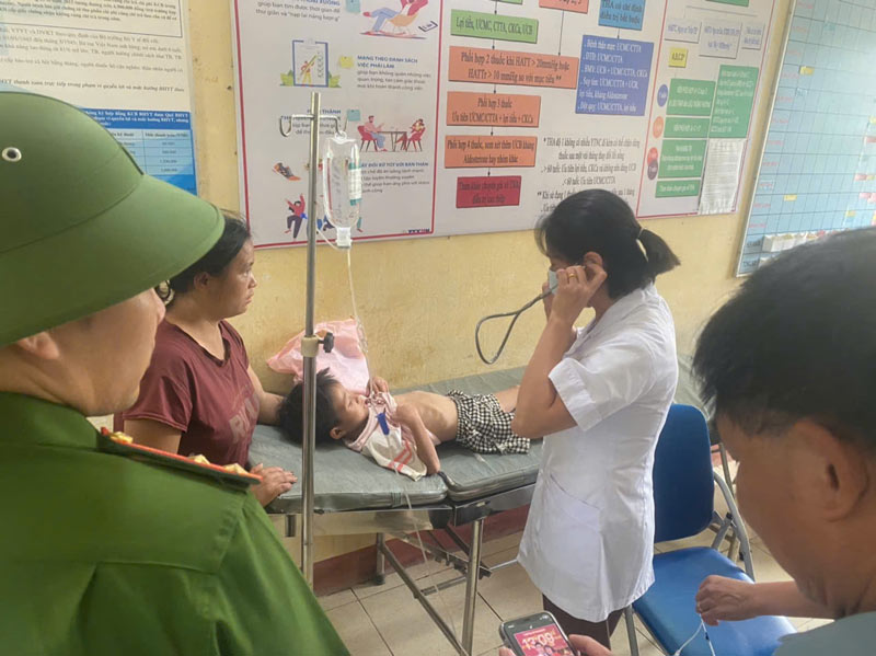 Cháu Đ.V.L được kiểm tra sức khỏe sau khi tìm thấy. Ảnh: Người dân cung cấp