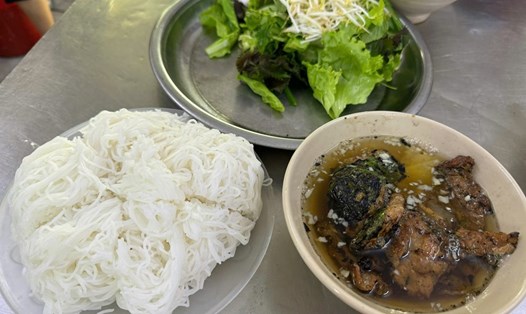 Một suất bún chả đầy đủ tại quán. Ảnh: Phương Anh