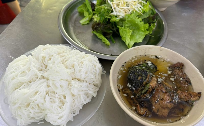 Một suất bún chả đầy đủ tại quán. Ảnh: Phương Anh