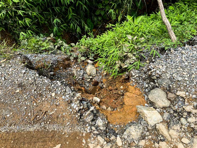 Road deterioration and subsidence make it more difficult for people in Lam Giang commune (Van Yen, Yen Bai) to move. Photo: Tran Bui