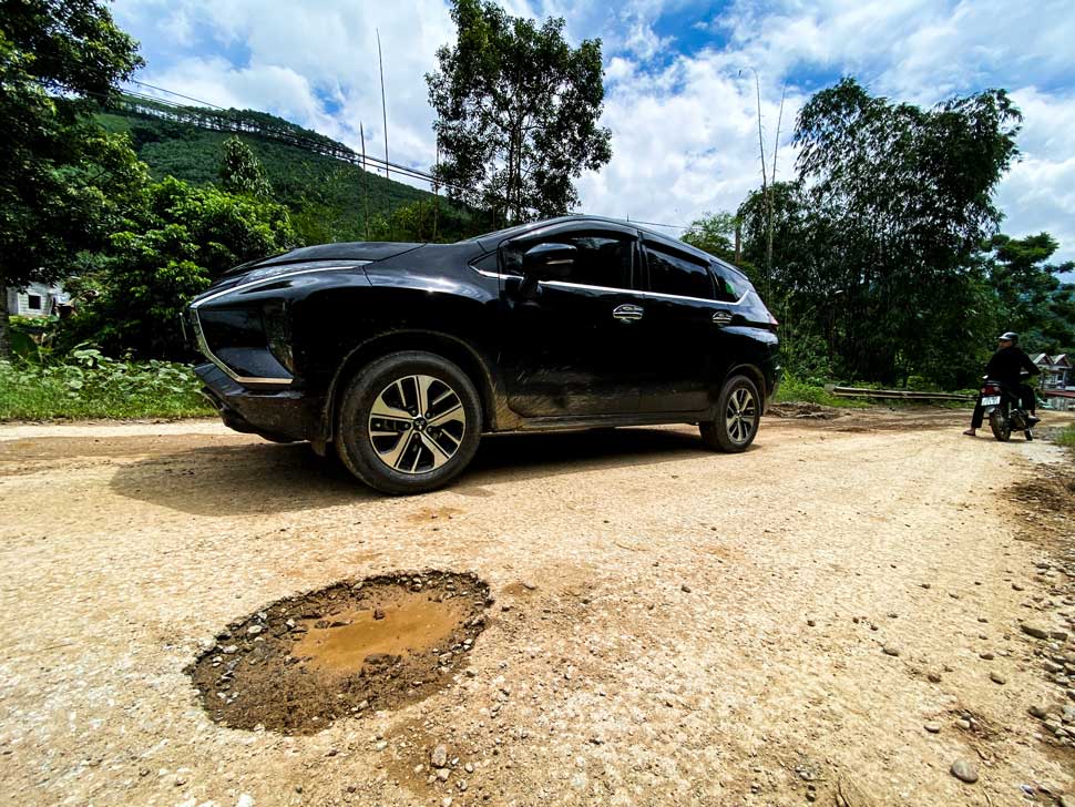 Đường tỉnh 164 đoạn qua địa phận xã Lâm Giang, huyện Văn Yên lồi lõm, xuống cấp nghiêm trọng. Ảnh: Trần Bùi