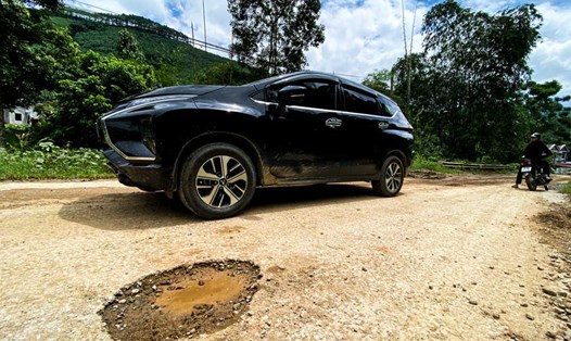 Đường tỉnh 164 đoạn qua địa phận xã Lâm Giang, huyện Văn Yên lồi lõm, xuống cấp nghiêm trọng. Ảnh: Trần Bùi