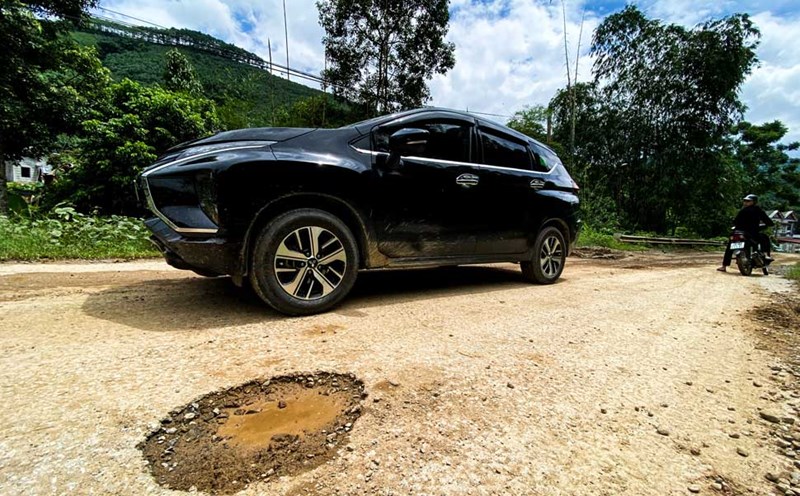 Đường tỉnh 164 đoạn qua địa phận xã Lâm Giang, huyện Văn Yên lồi lõm, xuống cấp nghiêm trọng. Ảnh: Trần Bùi