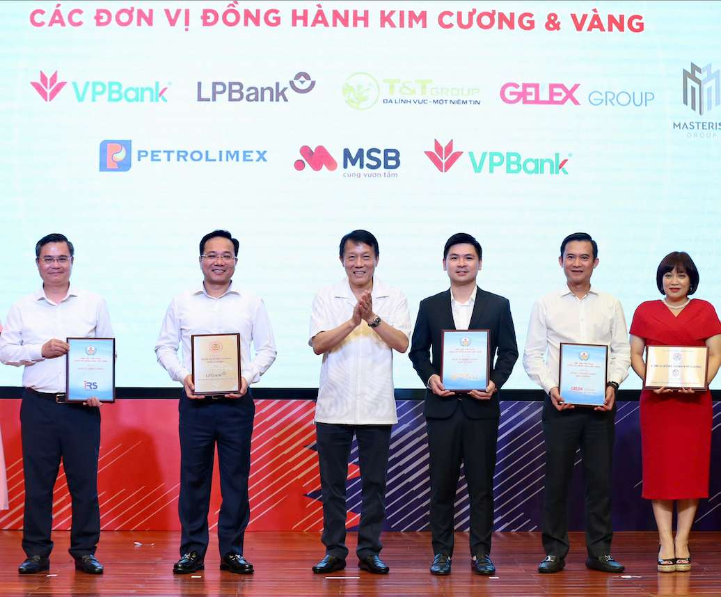 Phó Chủ tịch HĐQT T&T Group Đỗ Vinh Quang (thứ ba từ phải sang) nhận bảng danh vị nhà đồng hành Kim Cương từ Hiệp hội thể thao CAND.