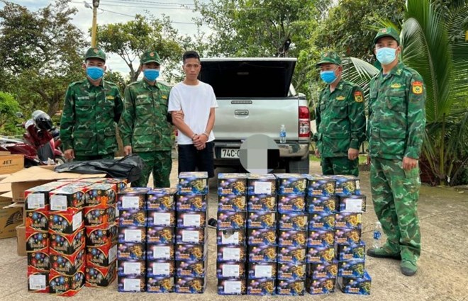 Ôtô chở pháo lậu, thấy lực lượng biên phòng thì bỏ chạy