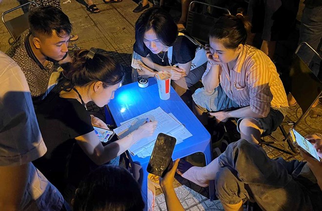 Một cuộc đấu giá đất xuyên đêm, giá trúng 133 triệu đồng/m2 ở Hà Nội. Ảnh: Anh Quân
