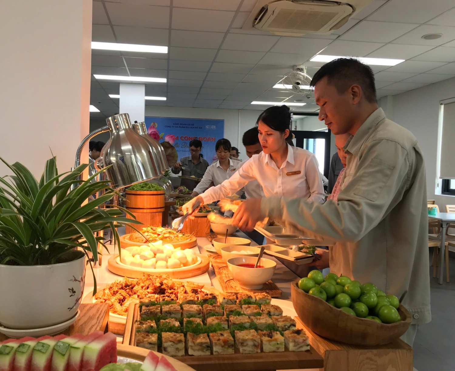 Đoàn viên được dùng bữa cơm Công đoàn bằng hình thức buffet. Ảnh: An Khương.