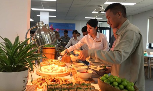 Đoàn viên được dùng bữa cơm Công đoàn bằng hình thức buffet. Ảnh: An Khương.