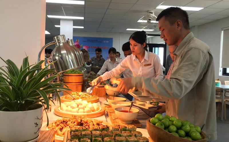 Đoàn viên được dùng bữa cơm Công đoàn bằng hình thức buffet. Ảnh: An Khương.