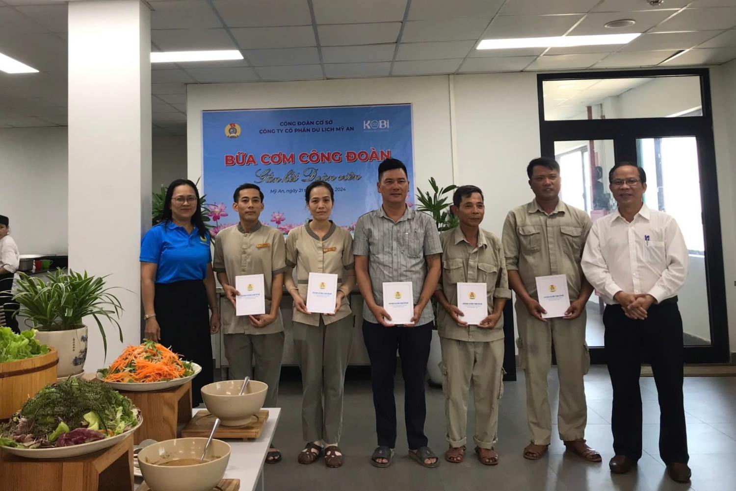 Chairman of the City Federation of Labor. Hue Ho Thi Doan Trang came to celebrate with union members and workers at the "Trade Union Meal". Photo: An Khuong.