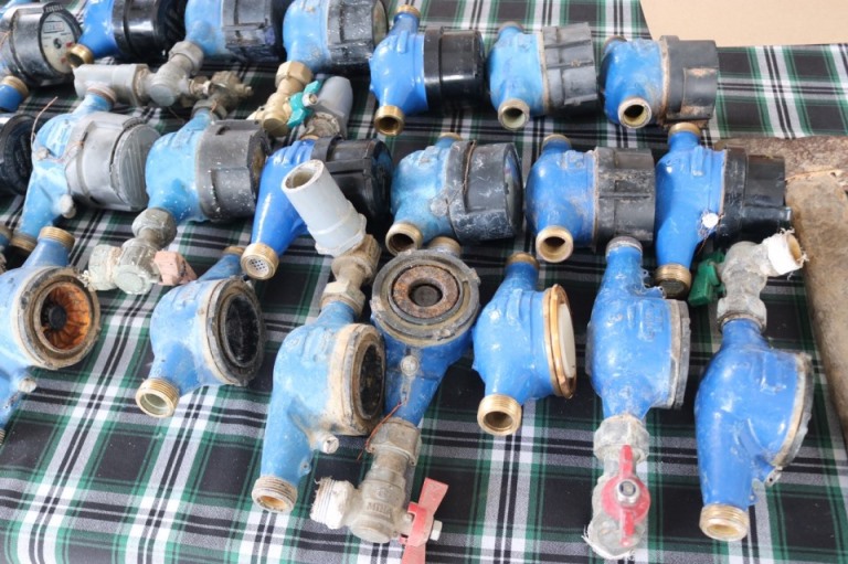 Nhóm thanh thiếu niên đã trộm gần 100 đồng hồ nước của người dân. Ảnh: Công an cung cấp