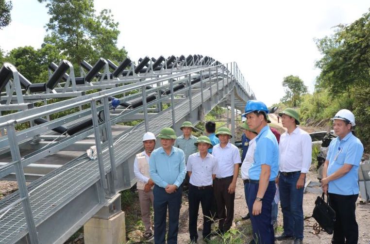 Lãnh đạo Tập đoàn kiểm tra hiện trường tiến độ thực hiện Dự án hệ thống băng tải than từ Kho than G9 đi cảng Hóa Chất - Mông Dương.