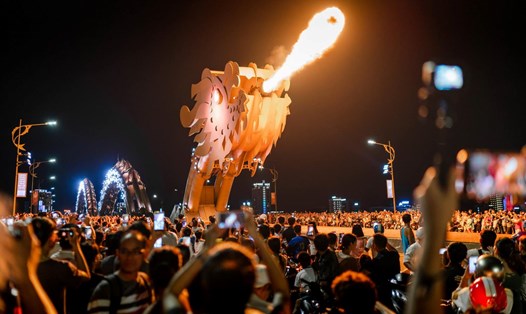 Du khách thích thú xem trình diễn phun lửa ở Cầu Rồng, Đà Nẵng. Ảnh: ĐT